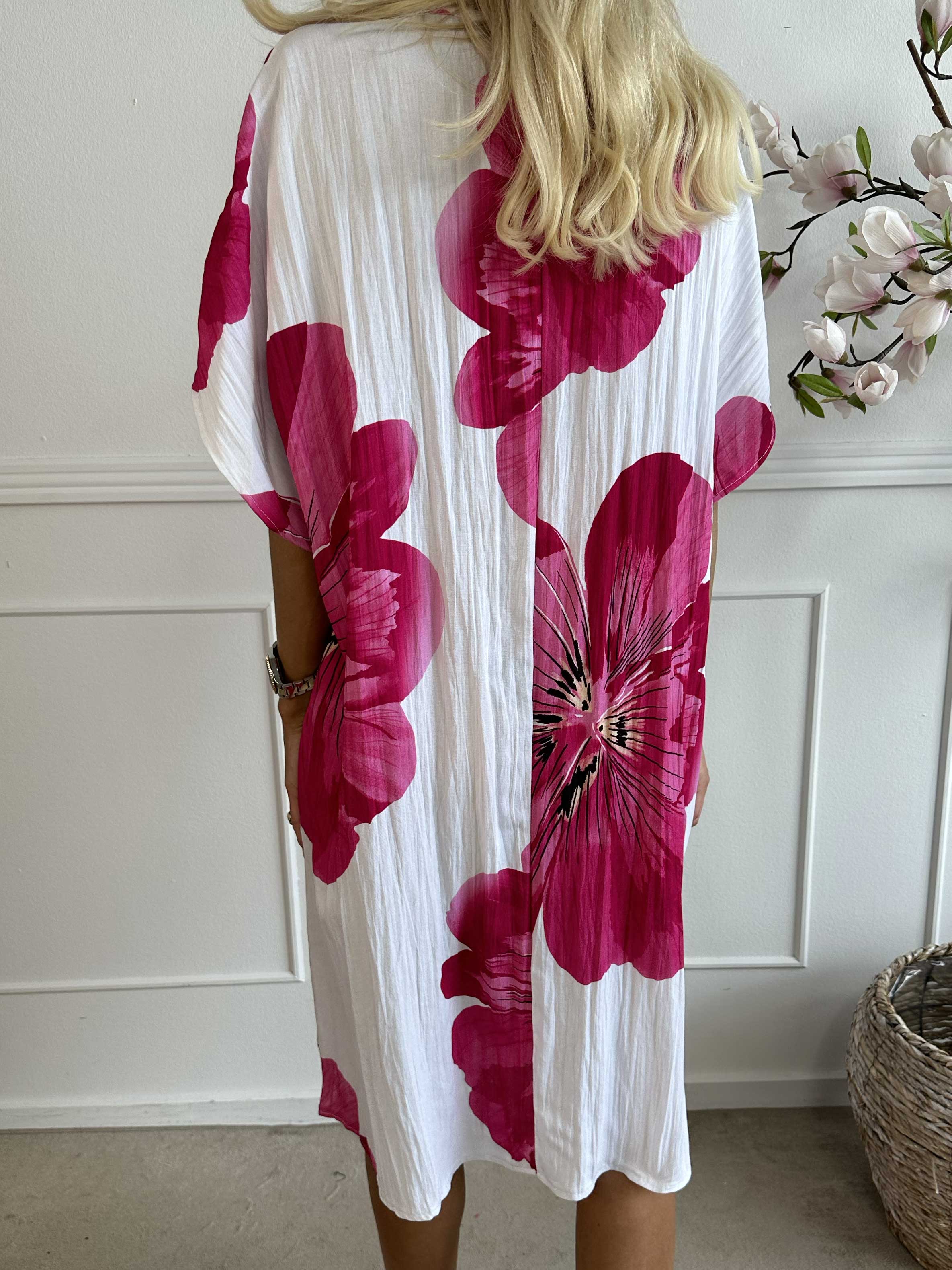 Aya - Blommig t-shirtklänning i viskos